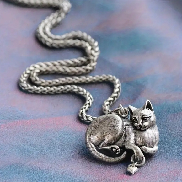 Jewelry - Very Nice Vintage Style Cat With Heart Charm Antique Silver Tone Necklace